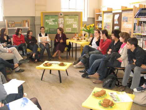 Soeur Cécile et les élèves de TL/ES2 au CDI