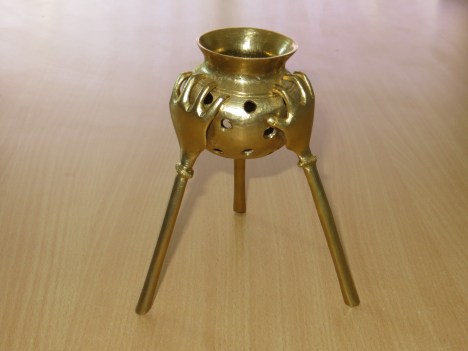 Objet africain qui symbolise la solidarité car il faut de nombreuses mains pour empêcher l'eau de s'échapper ! 